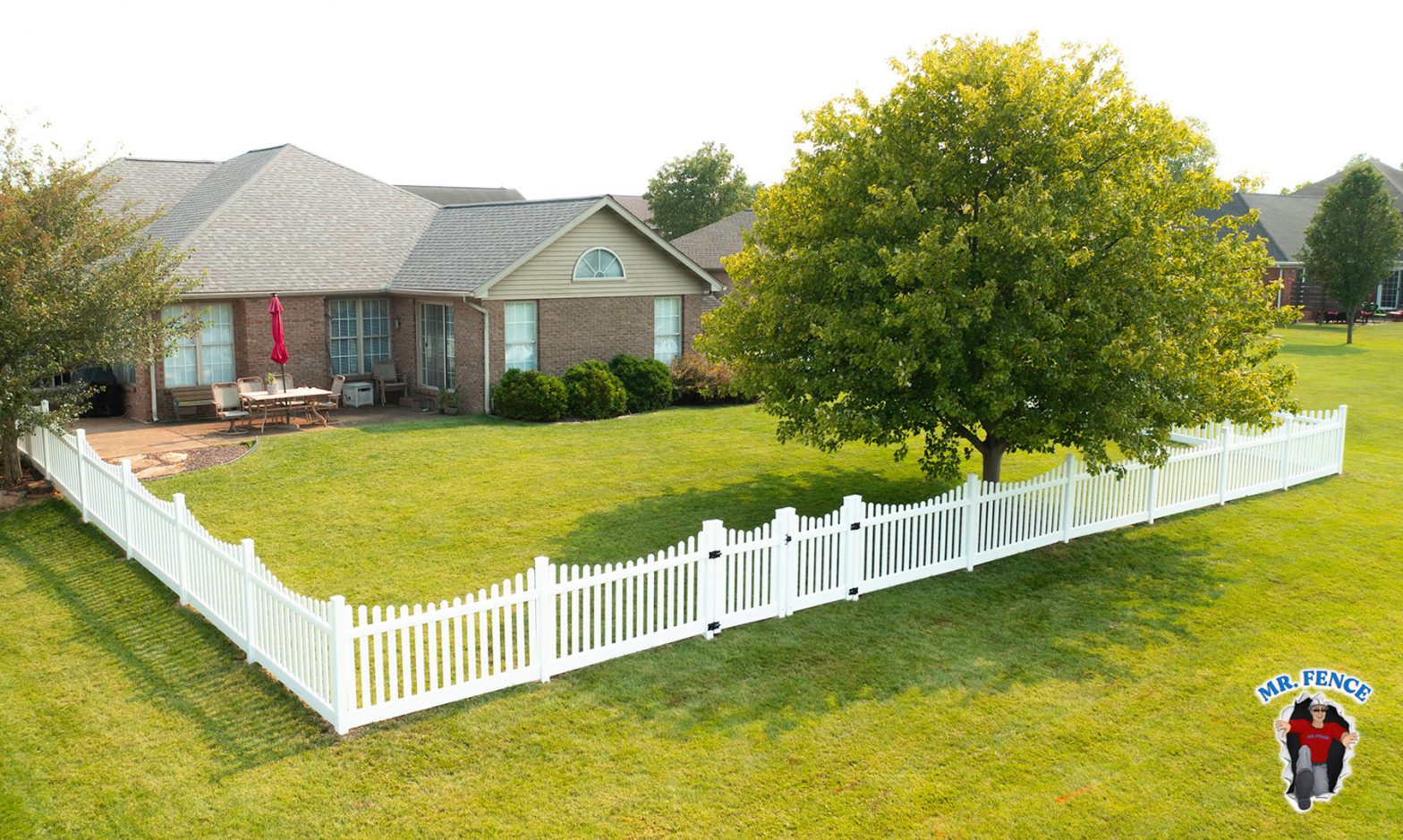 Photo of a vinyl fence in a residential area